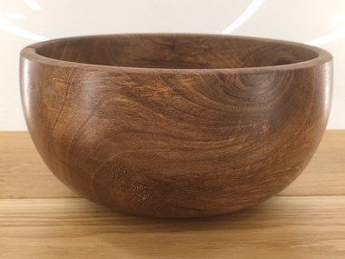 Misa z orzecha włoskiego elegancka i dekoracyjna