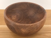 Misa z orzecha włoskiego elegancka i dekoracyjna